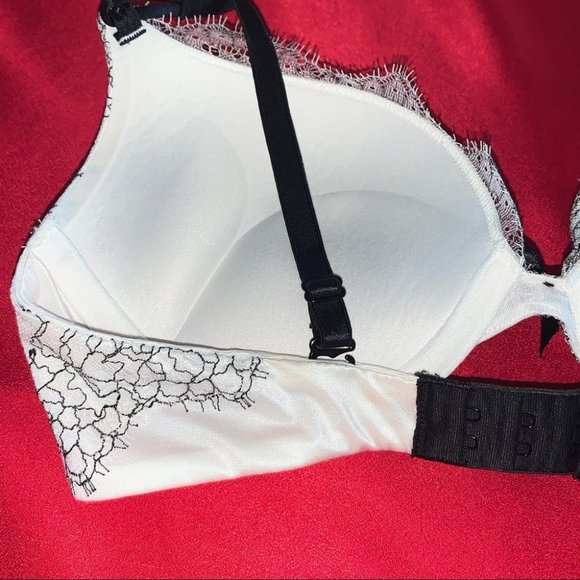Victoria Secret Bombshell Lace Plunge Push Up Bra - Picture 6 of 11
